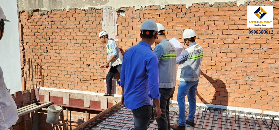 Đội ngũ giám sát và quy trình thi công xây nhà chất lượng.