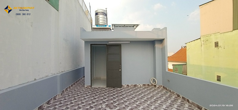 Cần thiết thực hiện việc sơn lại tất cả các bức tường và xử lý các vết nứt, sự thấm nước.
